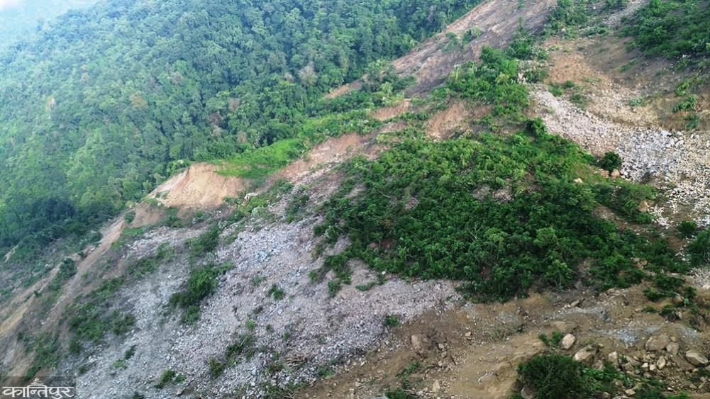 आहालेको ५ किलोमिटर जमिनमा धाँजा, घर क्षतिपछि १२ परिवारको छिमेकी गाउँमा बास